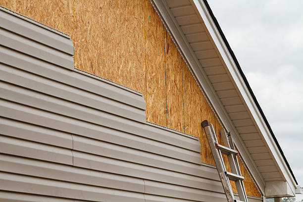 Professional Siding Installation technician working in Danvers, IL